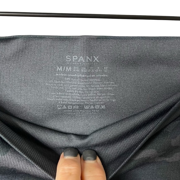 Spanx Look At Me Now Bike Shorts Camo Size Medium - Picture 4 of 4